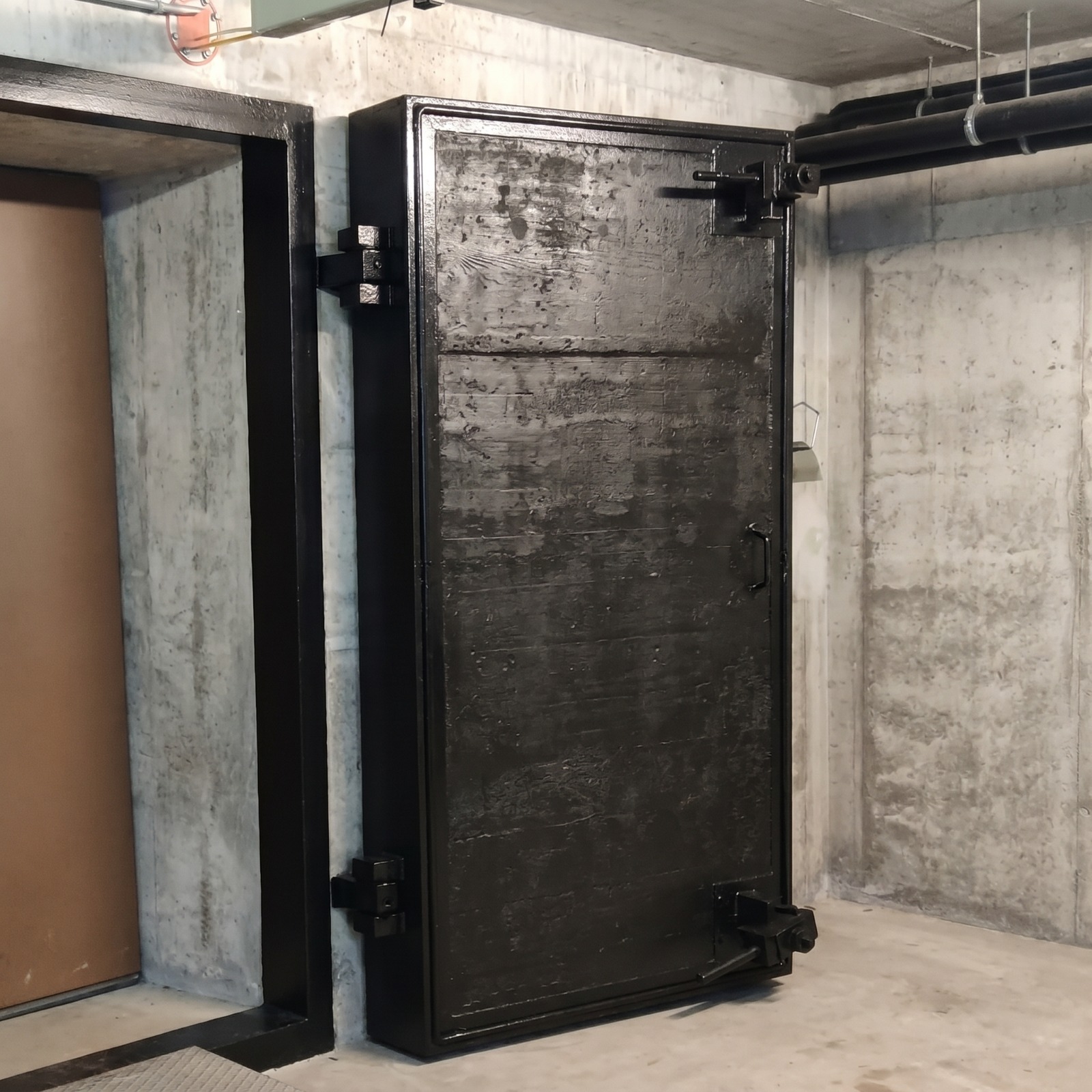 Jaytra blast resistant bunker entry door system
